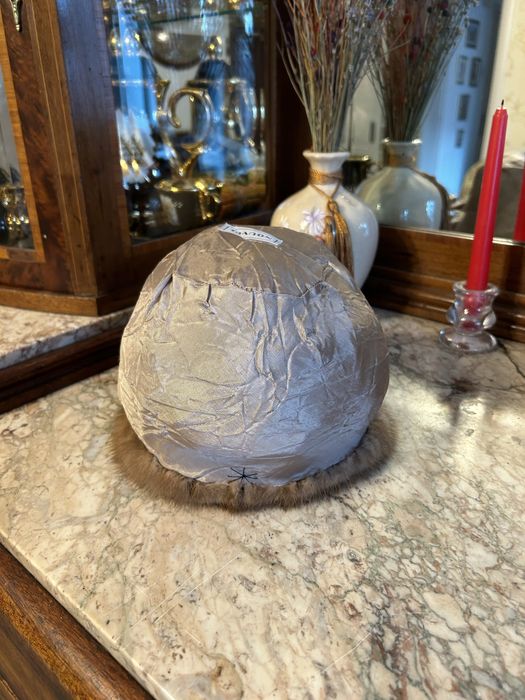 Caciula blana de vizon