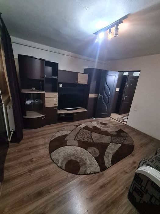 Închiriez garsonieră confort 1 în Tg Jiu,zona CAM, strada Zambilelor, la parter.