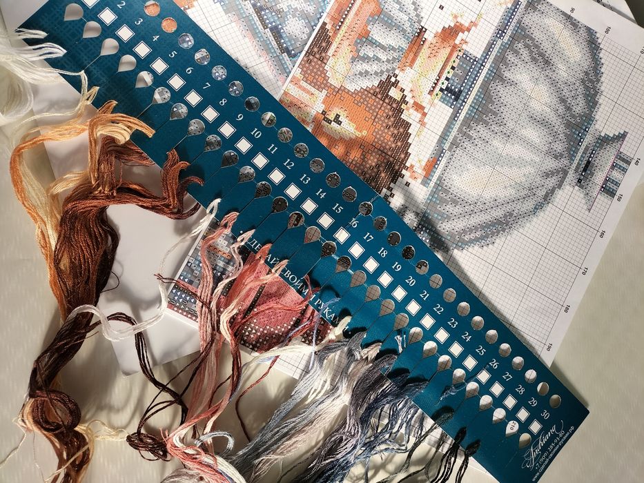 Продам схемы для вышивания с остатками ниток