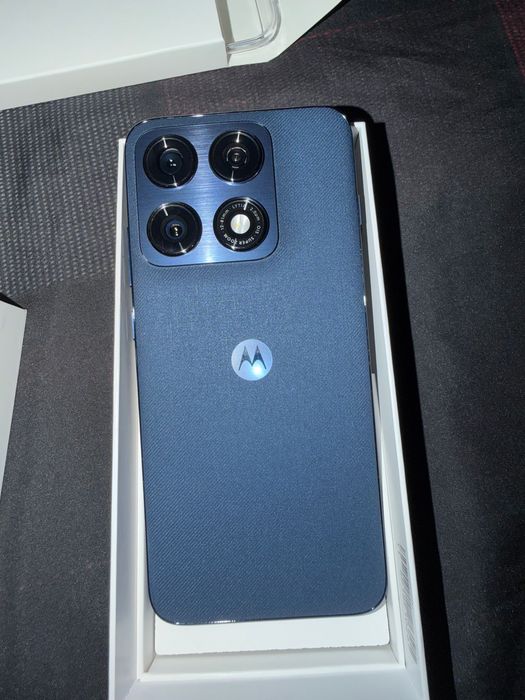 Продавам Motorola Edge 70 pro Чисто нова с гаранция 36 месеца+ Подарък тонколонка