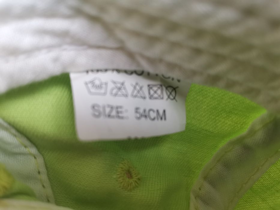 Детска шапка с козирка