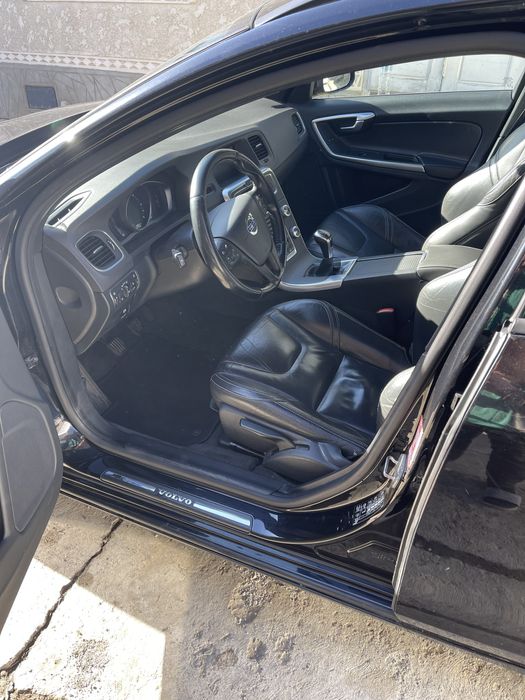 Volvo V60 2015 D4 2.0 181HP Black Edition, Distronic, Manuală, Full Op