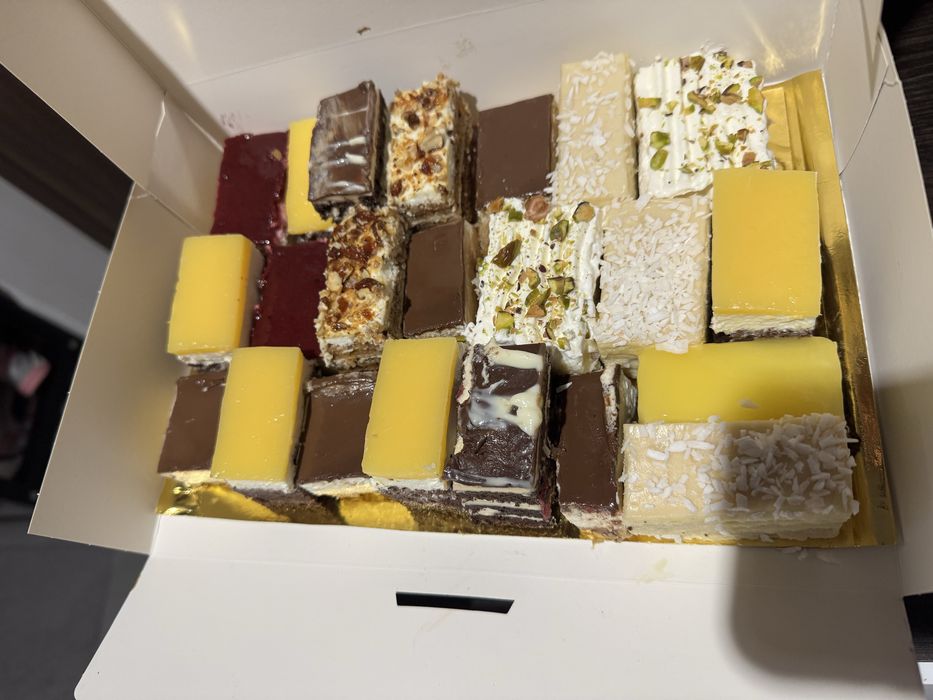 Comezi de cozonac si prajitiri asortate pentru paste