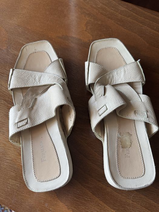 Кожаные шлепанцы бежевые