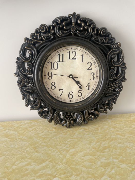 Продам часы интересного дизайна для кафе