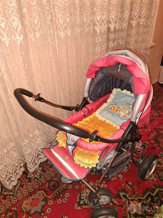 Kalyaska ichida koʻrpacha yastusi bilan