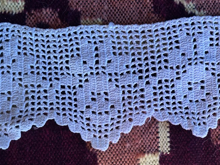 Dantelă croșetată cu acul din melană . 1m/30 lei. Nouă, nefolosită.