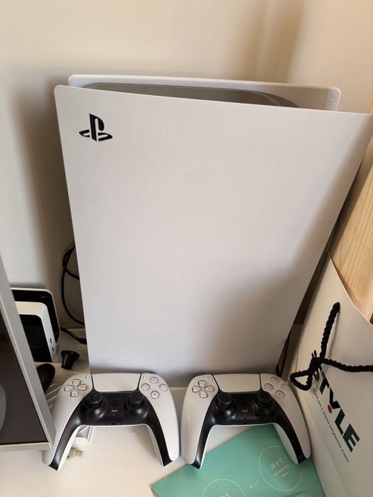 Playstation 5 с два контролера