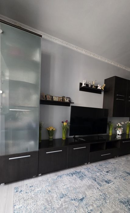 Mobila dormitor(birou&oglinda+ansamblu 2 paturi+saltele)+mobila  sufragerie (dressing&canapea+2 fotolii&corpuri.Pret 6500 lei,tel.0744861535!