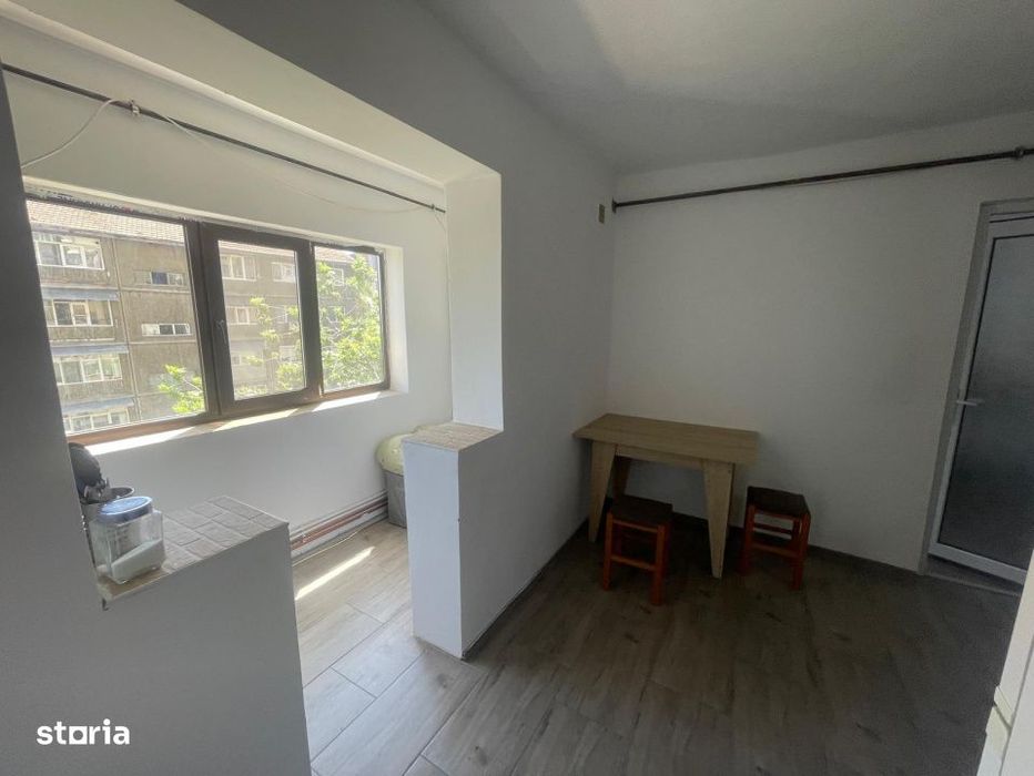 Garsoniera decomandata, 34 mp, etaj 3, zona Craiovita Noua