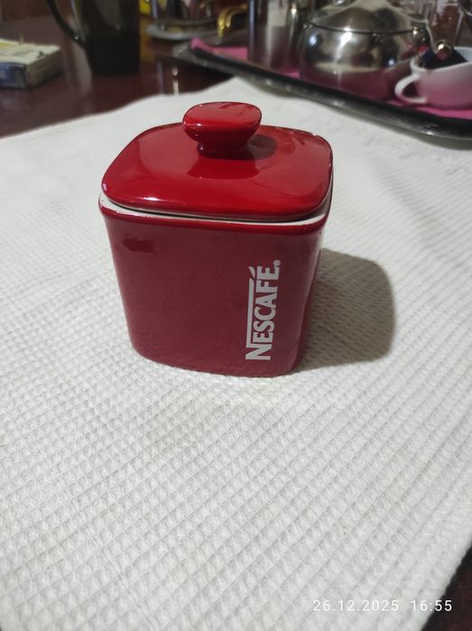 Продам сахарницы керамические, пепельницы стеклянные.