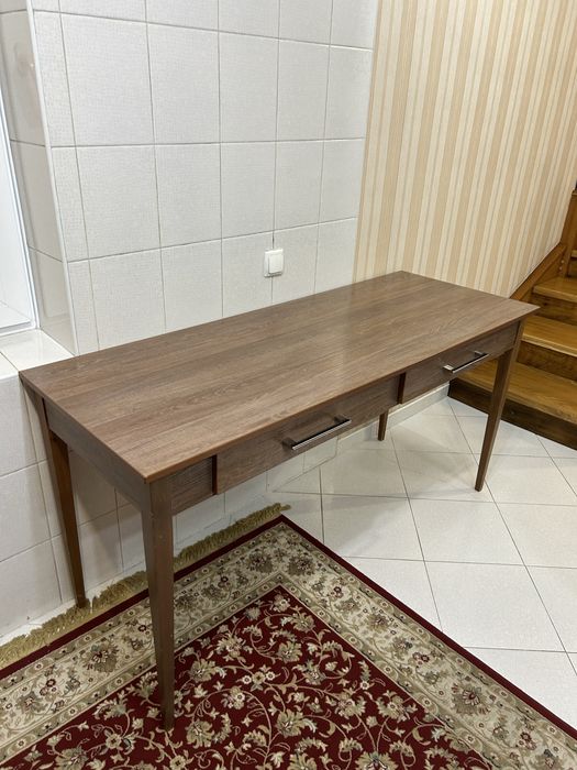 Стол с выдвижными ящиками