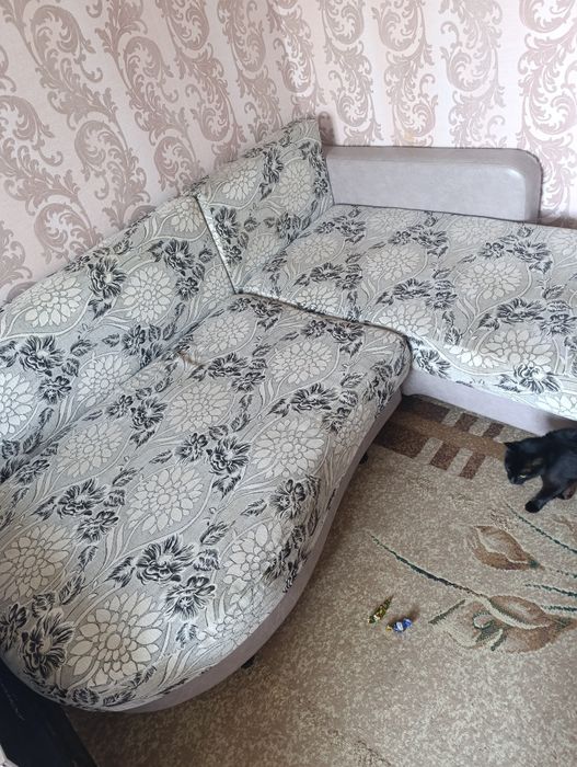 Продам диван, старый
