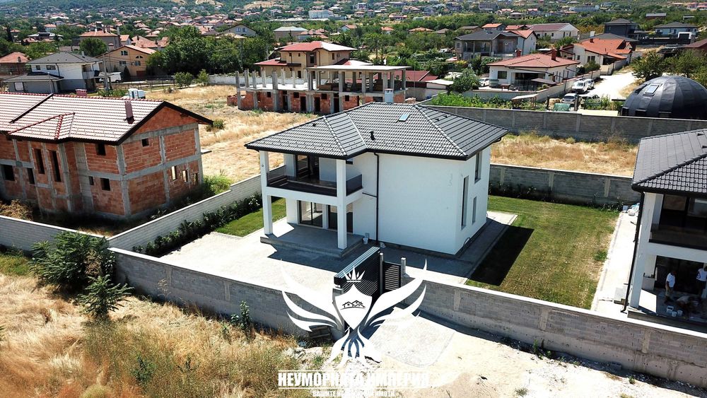 Продавам нова двуетажна къща с 224РЗП и равен двор с площ от 490кв.м. в село Брестник, обл.Пловдив