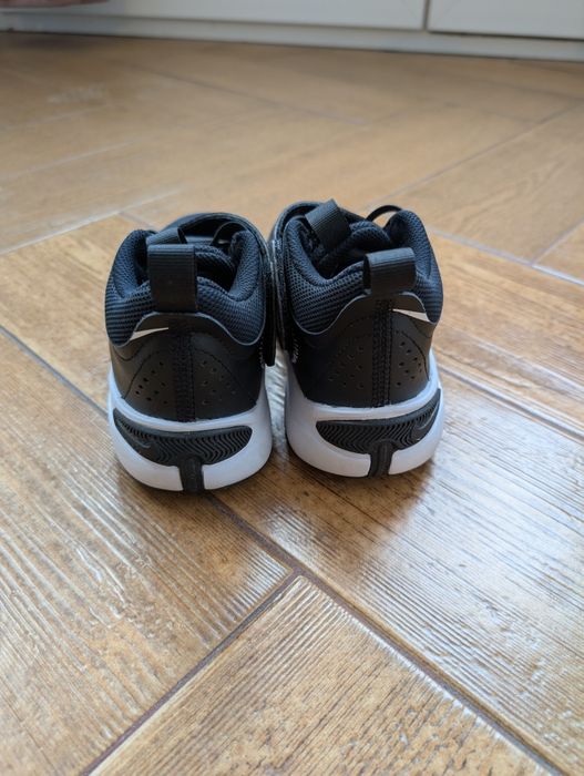 Adidași copii Nike Team Hustle 32