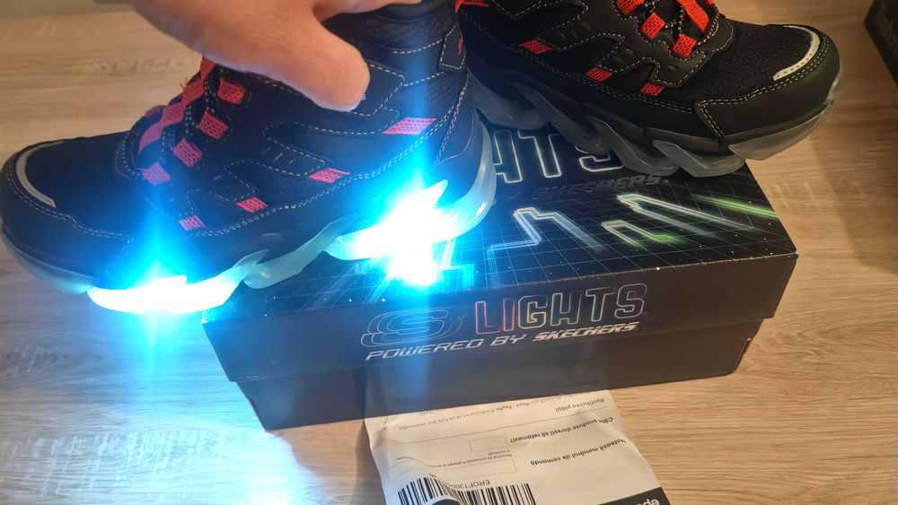 Vând ghete noi ,in cutie,Skechers, cu lumini, copii 34