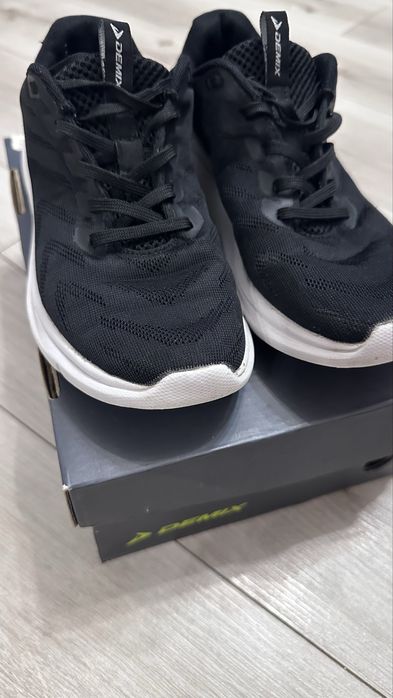 Продам кроссовки Demix