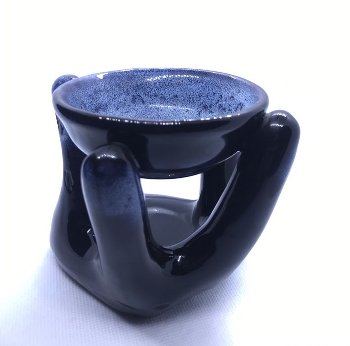 Подсвечник в виде руки.