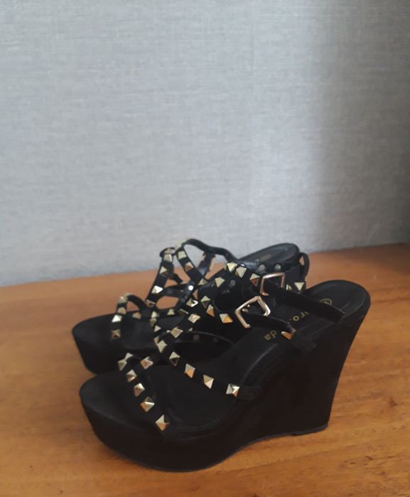 Продам босоножки