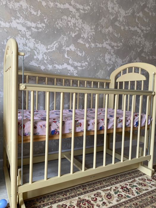 Продам детский манеж с постелью