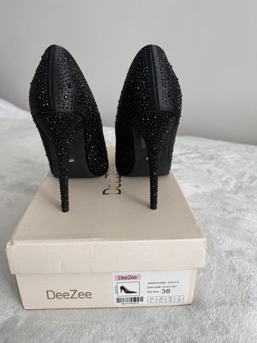 Черно обувки DeeZee