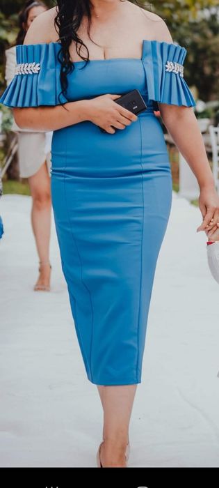 Rochita cu pietre cusute manual pe umerii