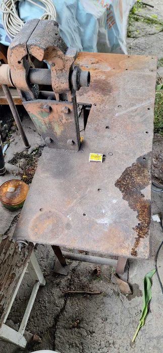 Продам тиски ( СССР)  со столом
