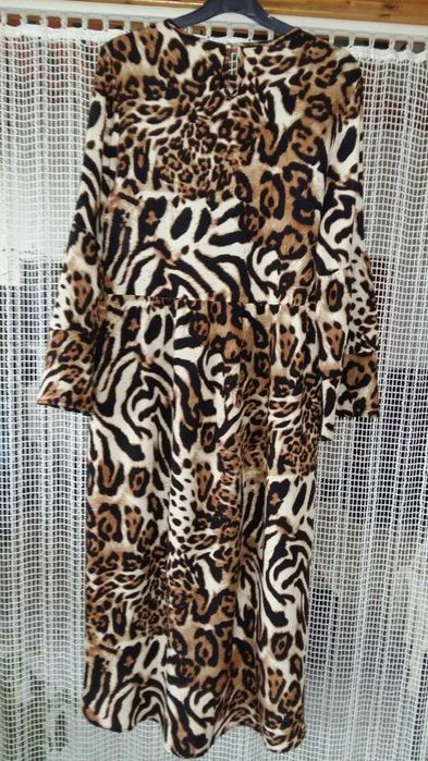 Рокля размер М, с асиметричен подгъв