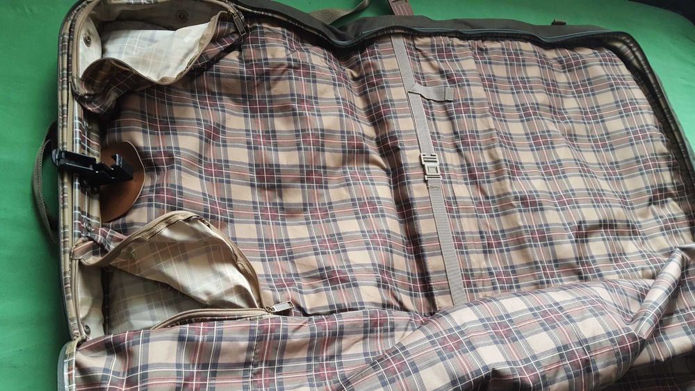 "Чанта - калъф " за официални дрехи ADOLFO