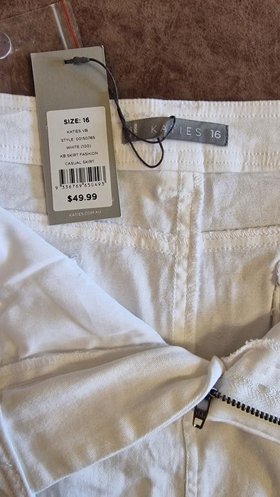 Бяла дънкова пола