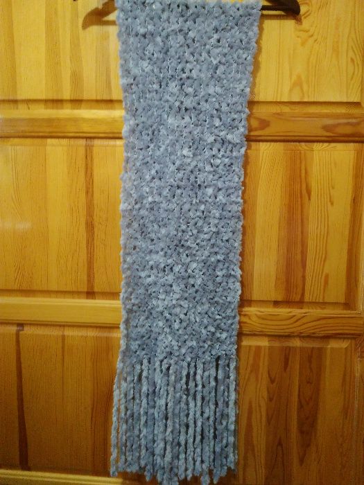 Дамски сив пухен шал