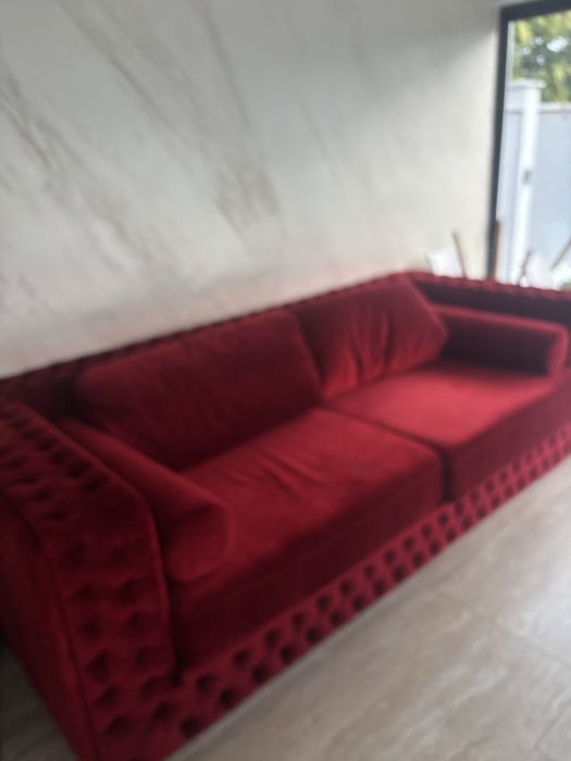 Canapea rosie comfortabila