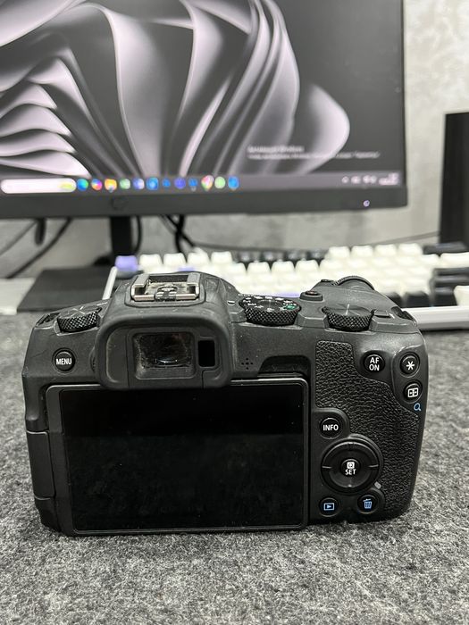 Продам Canon  eos rp с объективом 50mm