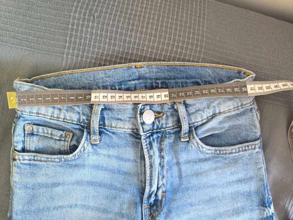 Pantaloni blugi H&M, 8-9 ani = 40 ron