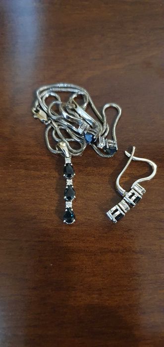 Комплект из белого золота с сапфирами и бриллиантами