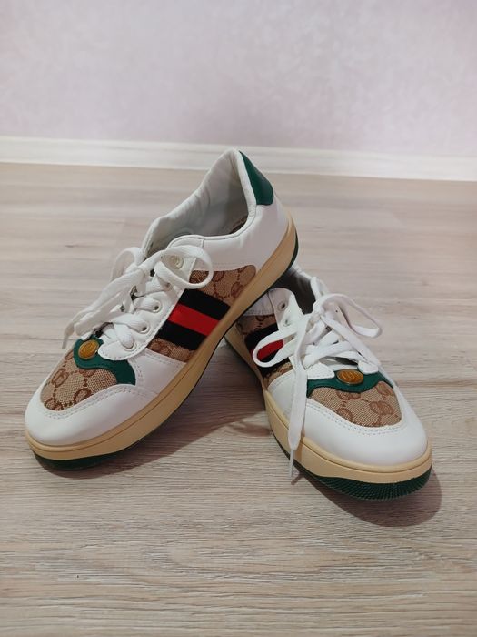 Продам 2 кроссовки по цене 1