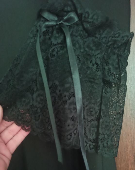 Дамска рокля с финна мека дантела на ръкава