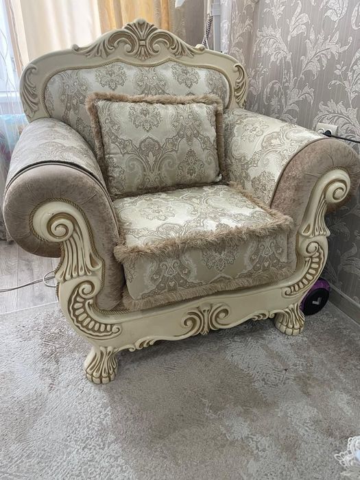 Продаётся мягкий уголок, диван и 2 кресла