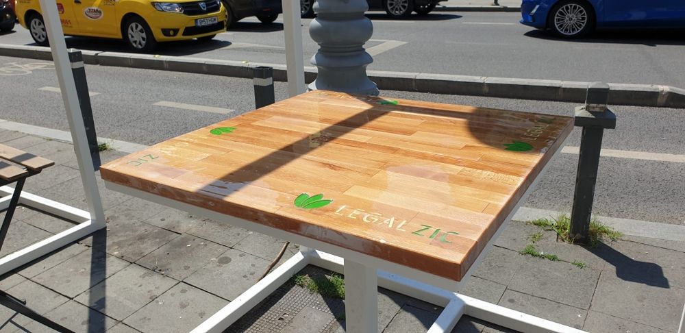 Vand 5 leagane cu masute pentru 4 persoane