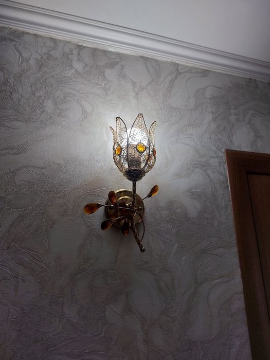 Продам люстры и бра