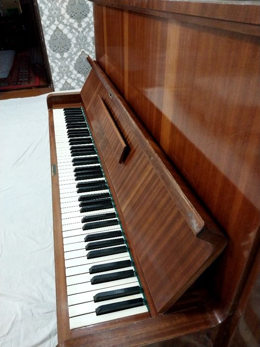 Полшада ишлаб чикарилган пианино сотилади