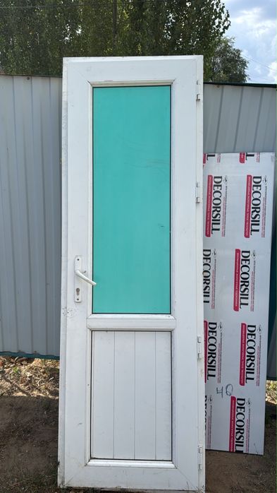 Продам пластиковую дверь