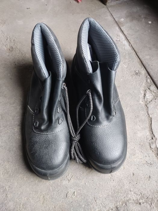 Продам рабочие ботинки