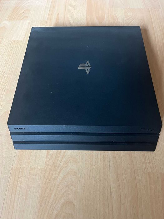 Продавам PS4 Pro 1TB