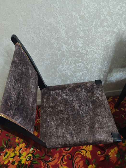 Продаются полированные стулья.