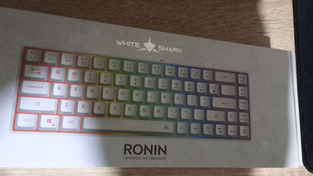 Vând Tastatura white shark