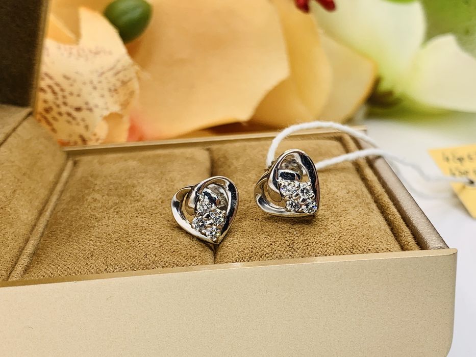 Лаконичные золотое серьги с бриллиантами модели «Пусеты»