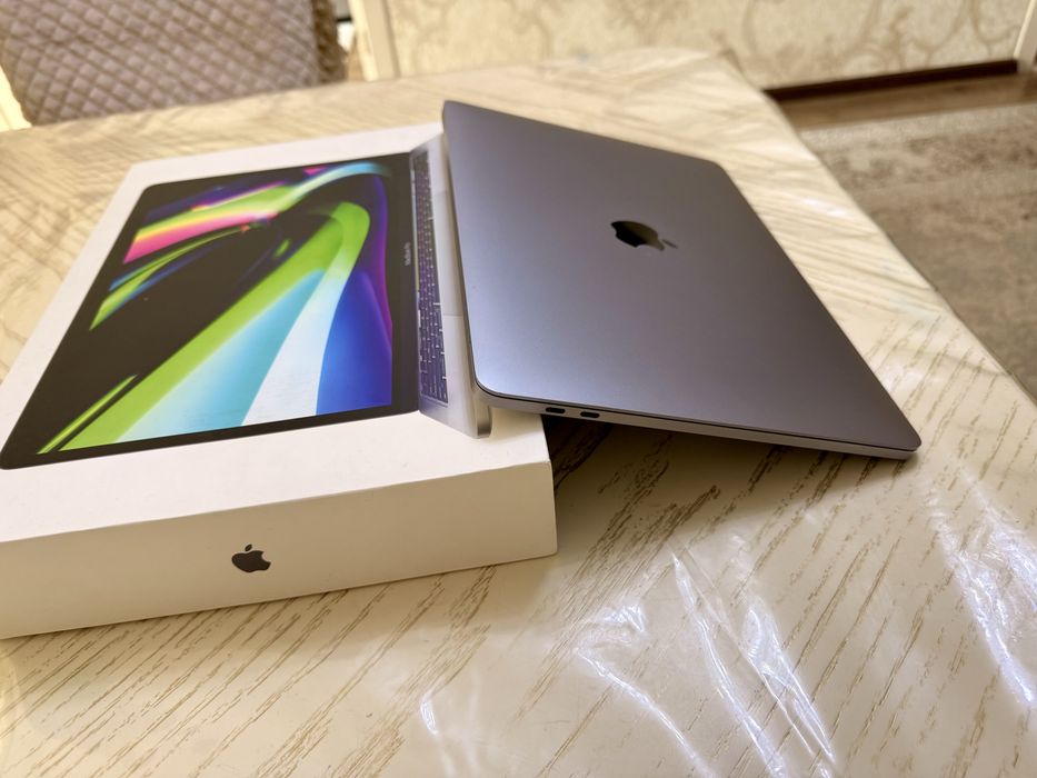 Mac Book Pro 2022 M2 8/256 ssd Ideal