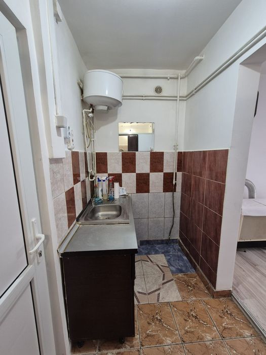Garsoniera de vanzare, Dej