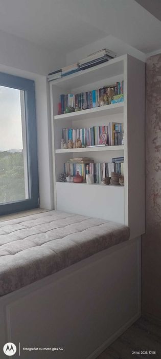 divan fereastra dormitor +biblioteca